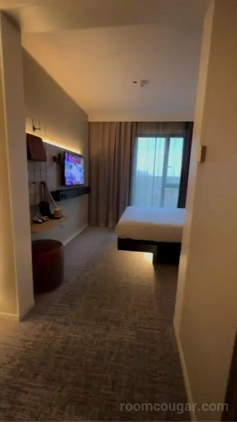 Queen Room bed picture #4