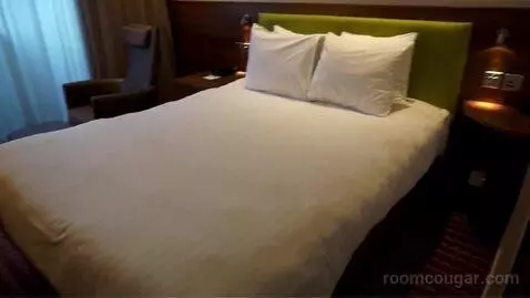 Queen Room bed picture #2