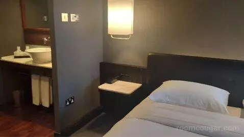 Collection Premium Room with City View bed picture #5