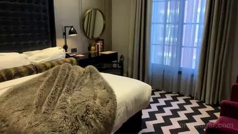 King Suite bed picture #3
