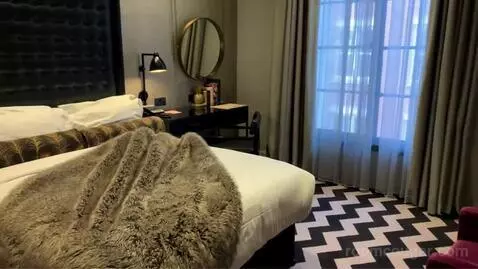King Suite bed picture #4