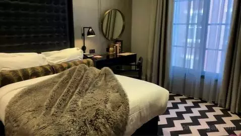 King Suite bed picture #5