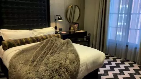 King Suite bed picture #6