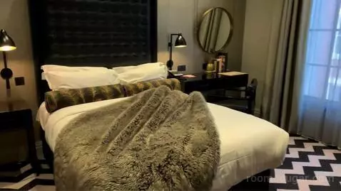 King Suite bed picture #8