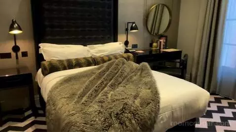 King Suite bed picture #9