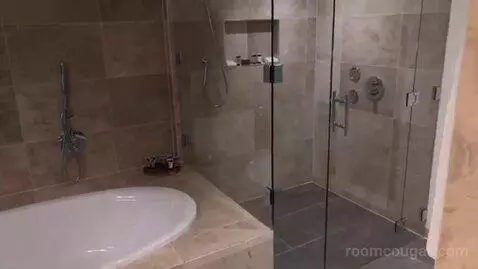Suite bathroom picture #6
