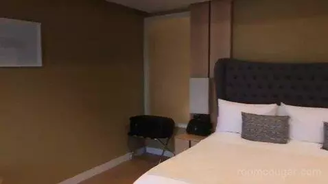 Suite bed picture #8