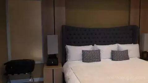 Suite bed picture #9