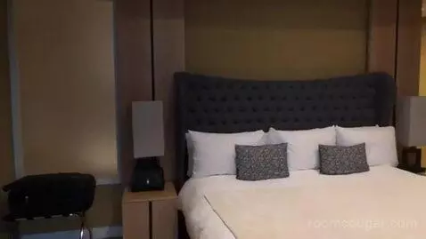 Suite bed picture #10