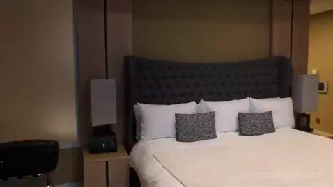 Suite bed picture #12