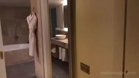 Suite bathroom picture #1