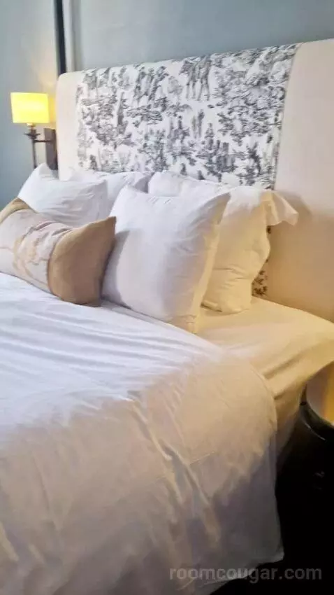 Executive Double Room bed picture #5