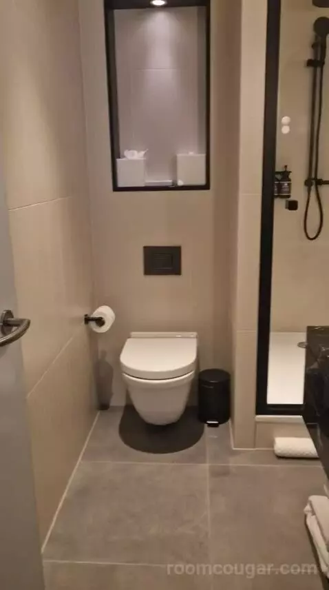 King Room with Cherry Park View bathroom picture #1