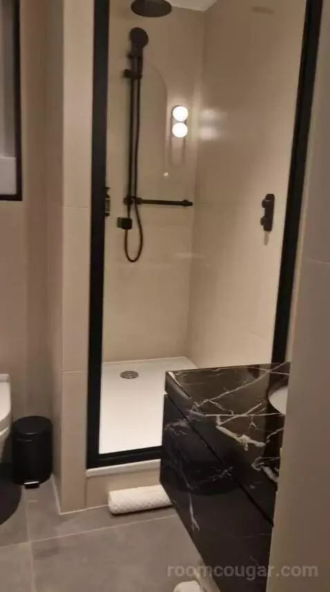King Room with Cherry Park View bathroom picture #3