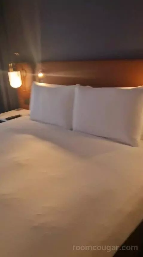 Suite bed picture #10