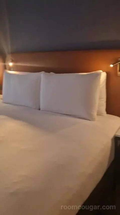Suite bed picture #11