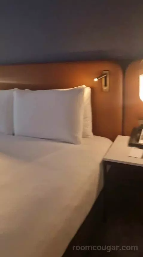 Suite bed picture #12