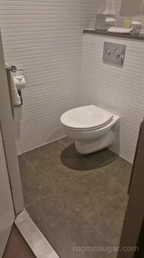 Queen Room bathroom picture #2