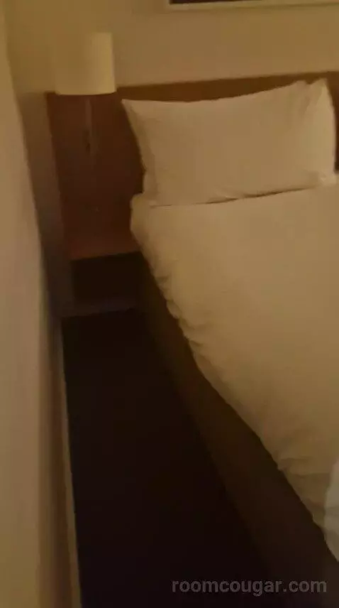 Queen Room bed picture #3