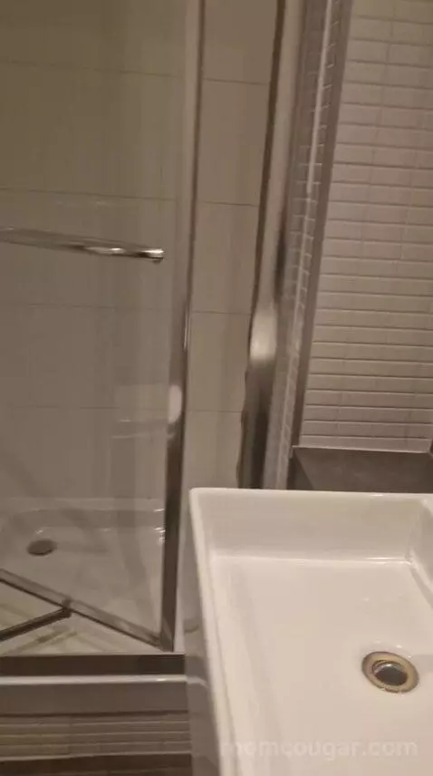 Queen Room bathroom picture #11