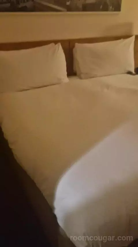 Queen Room bed picture #4