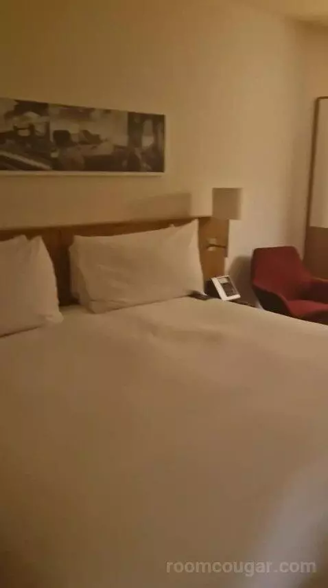 Queen Room bed picture #5