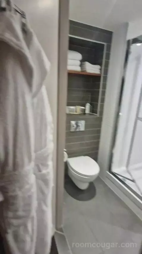 King City Suite bathroom picture #1