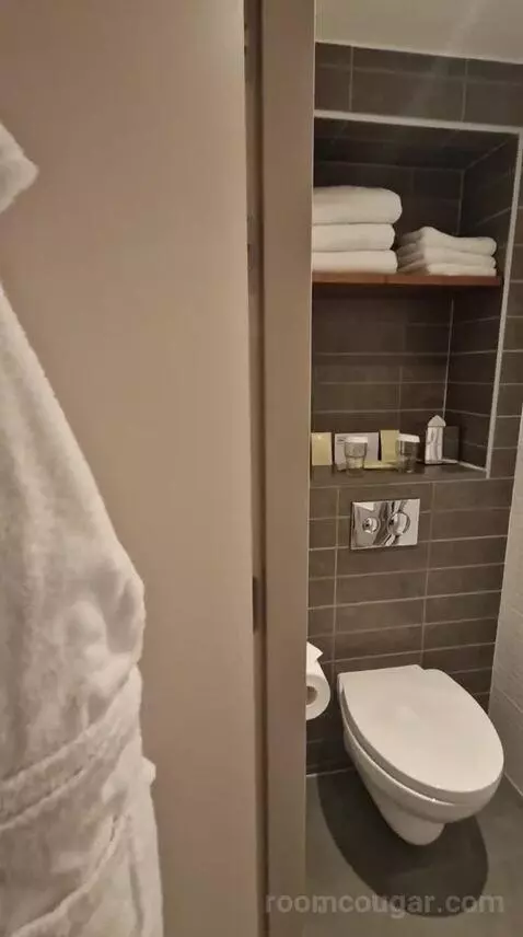 King City Suite bathroom picture #4