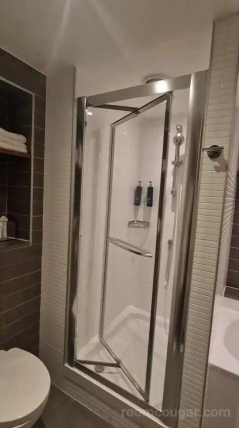 King City Suite bathroom picture #6