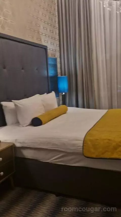 Executive King Room bed picture #11