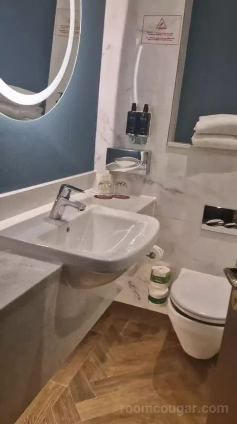 Superior Queen Room with Two Queen Beds bathroom picture #1