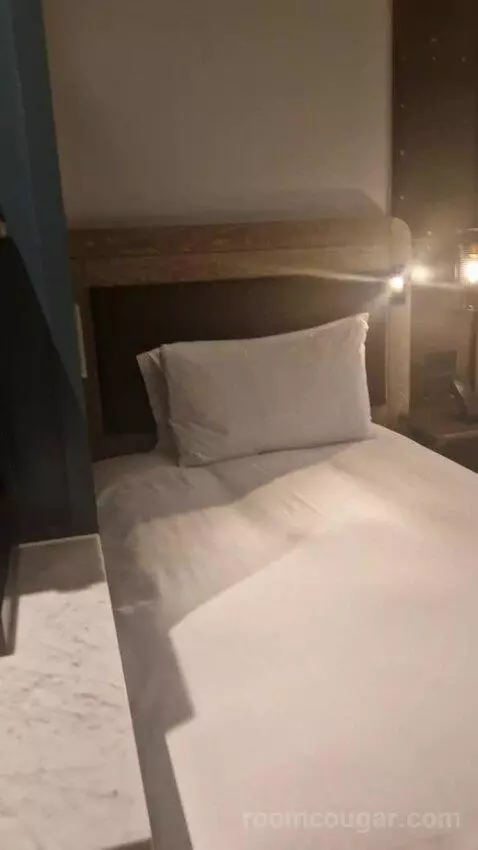 Twin Gantry Room bed picture #3