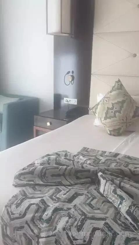 Deluxe Double Pool View bed picture #10