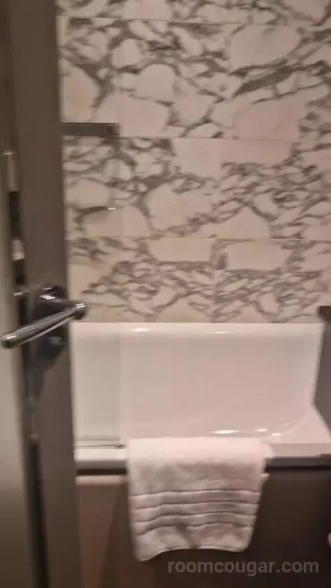 Small Double Room bathroom picture #2