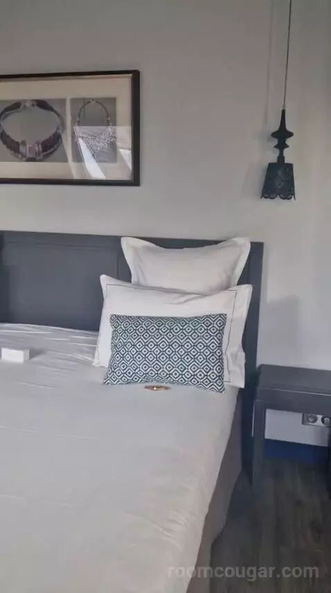 Suite (#604) bed picture #9