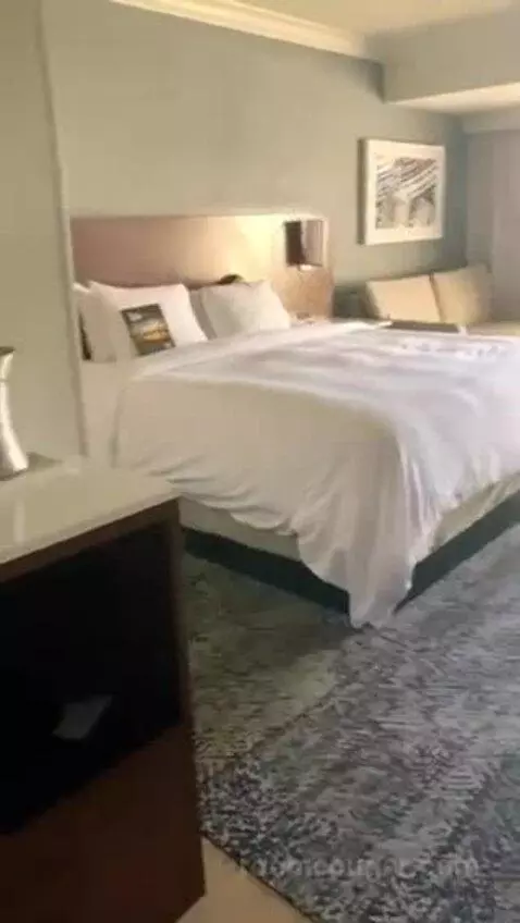 Partial Ocean View with King Bed bed picture #5