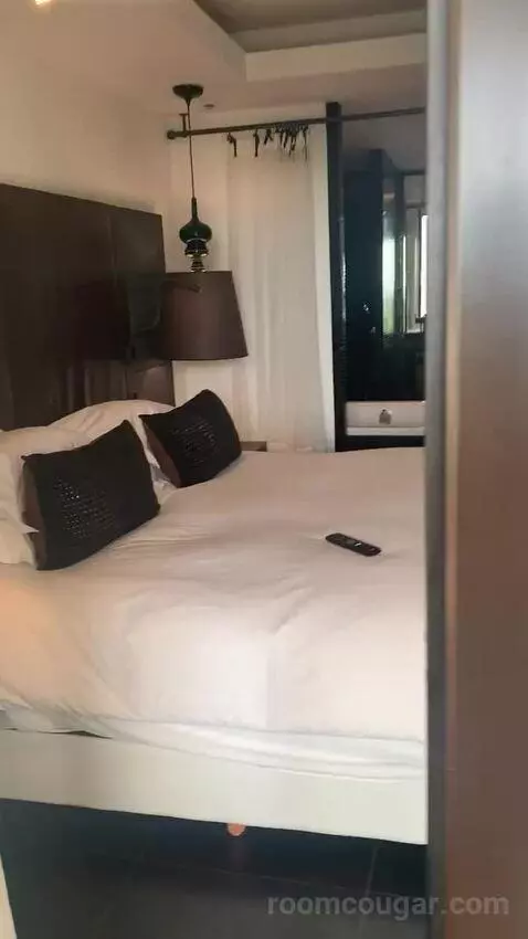 Luxury Queen Room with Ocean Side View bed picture #1