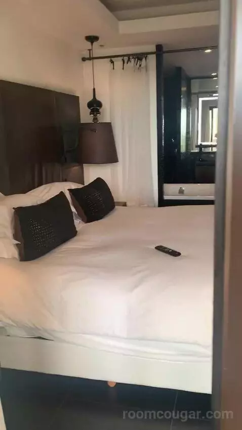 Luxury Queen Room with Ocean Side View bed picture #2