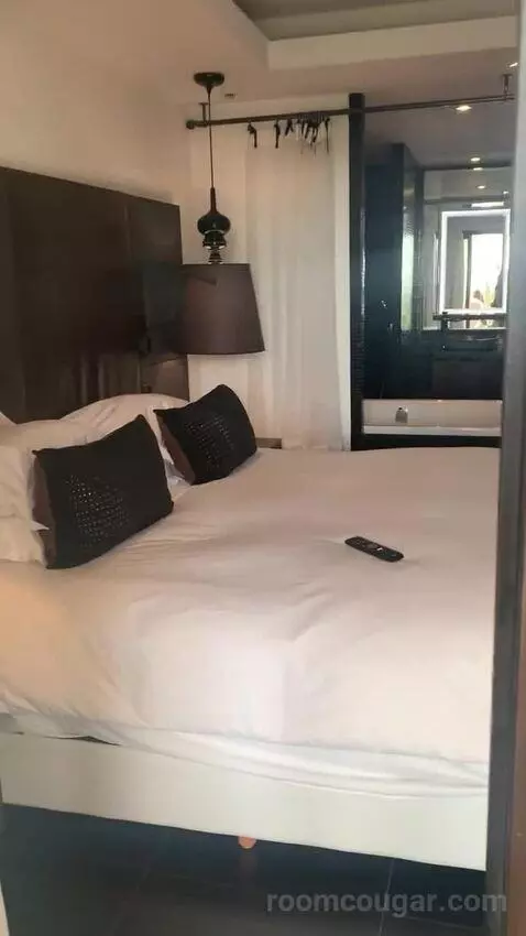 Luxury Queen Room with Ocean Side View bed picture #3