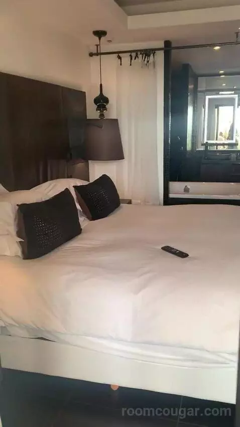 Luxury Queen Room with Ocean Side View bed picture #4
