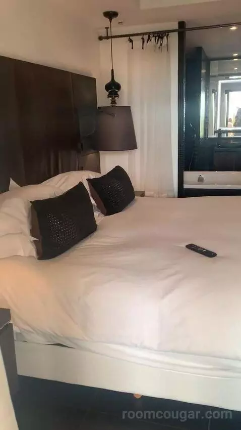 Luxury Queen Room with Ocean Side View bed picture #5