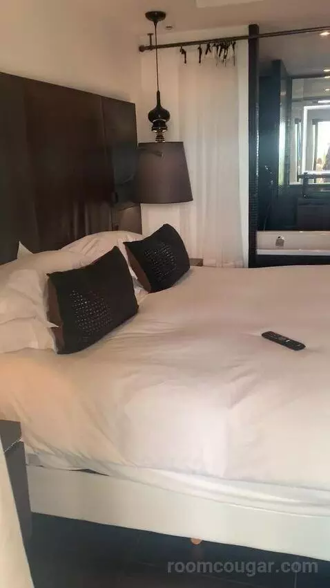 Luxury Queen Room with Ocean Side View bed picture #6