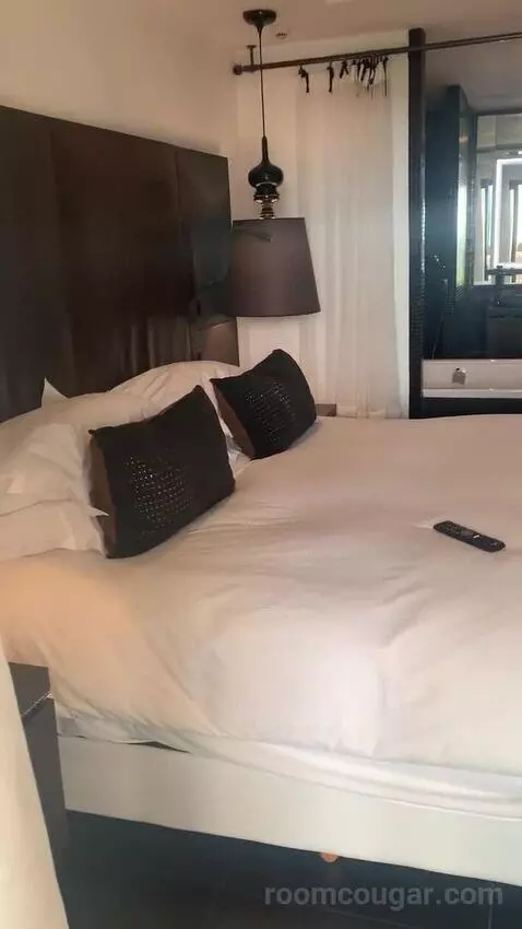 Luxury Queen Room with Ocean Side View bed picture #7