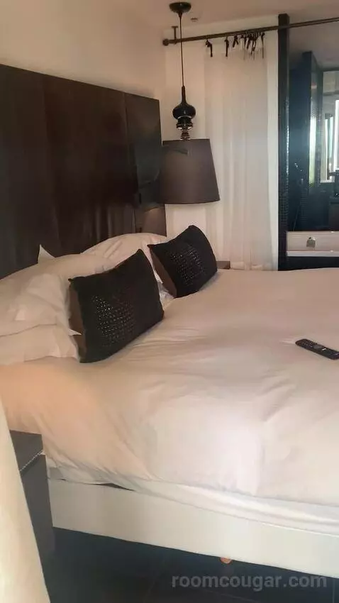 Luxury Queen Room with Ocean Side View bed picture #8