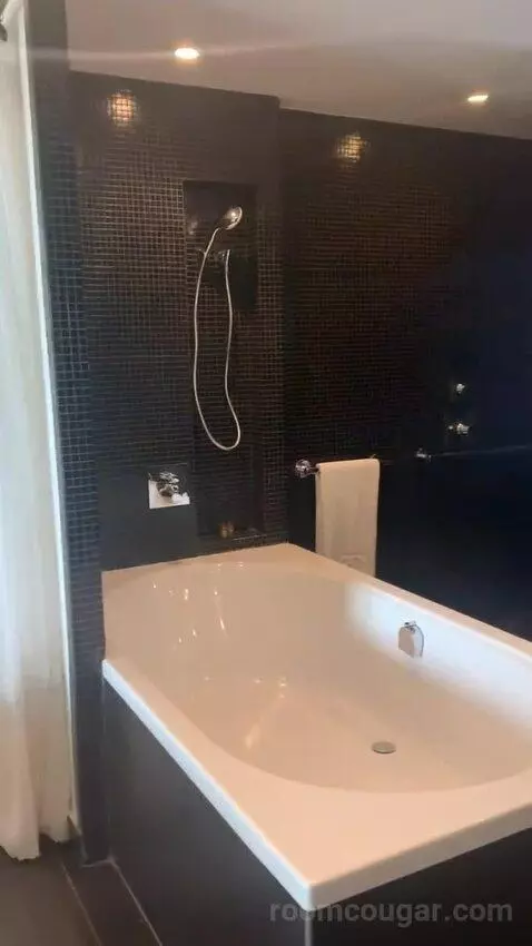 Luxury Queen Room with Ocean Side View bathroom picture #4