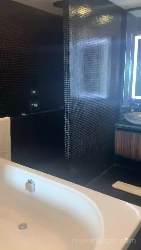 Luxury Queen Room with Ocean Side View bathroom picture #5