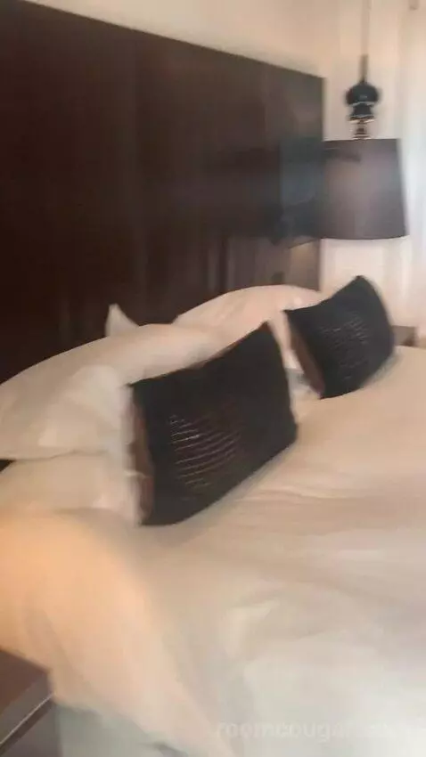 Luxury Queen Room with Ocean Side View bed picture #9