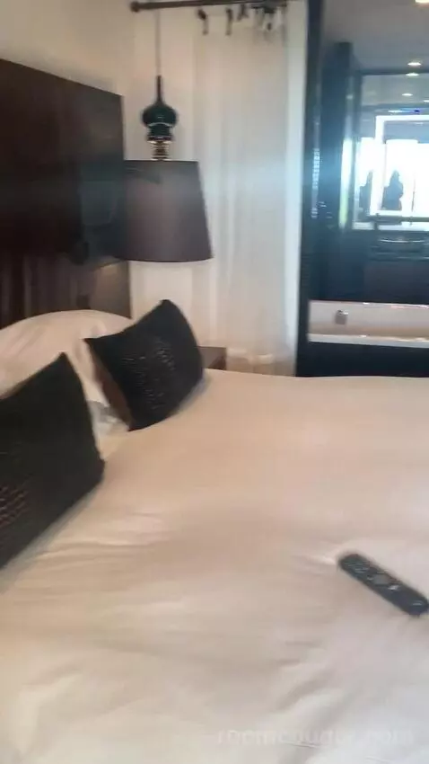 Luxury Queen Room with Ocean Side View bed picture #12
