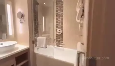 One Bedroom King Suite bathroom picture #2