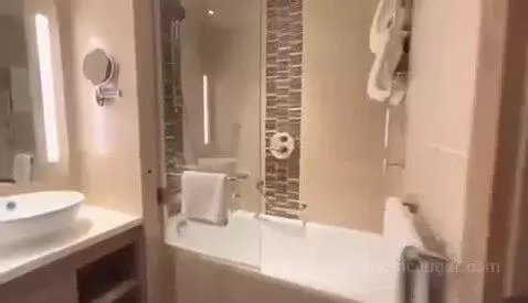 One Bedroom King Suite bathroom picture #3